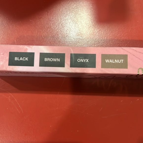 Mally’s XO eyeliner collection 4 pencils. 2 Liquid liners for a sharp cat eye - Picture 4 of 7